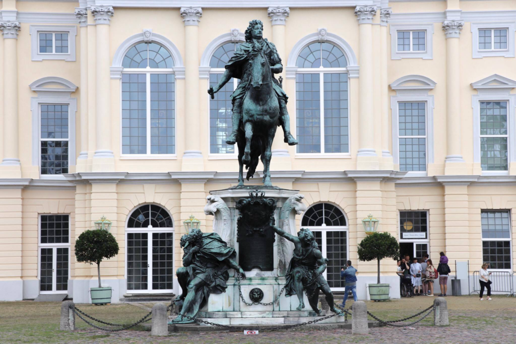  تمثال صمم في عام 1698 على يد اندرياس سشلوتير بطلب من الملك فريدريك الأول. عند قاعدة التمثال اربعة محاربين بالسلاسل ترمز الى المزاجات الاربعة