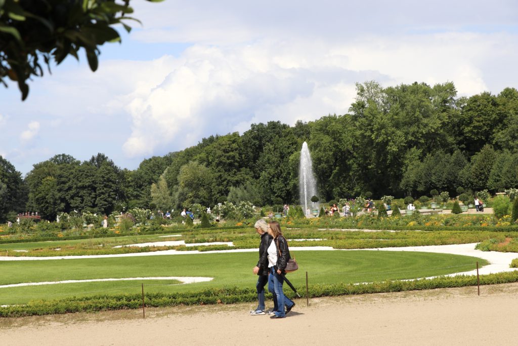 تعتبر حديقة القصر نموذجًا للحدائق الفرنسية الباروكية.