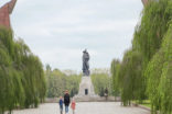 Bild für بزرگترین بنای یادبود اتحاد جماهیر شوروی پس از جنگ جهانی دوم در (Treptower park) برلین.