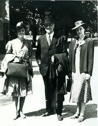 Павло Скоропадський із доньками Оленою та Єлизаветою. Берлін, 1940 р. 
