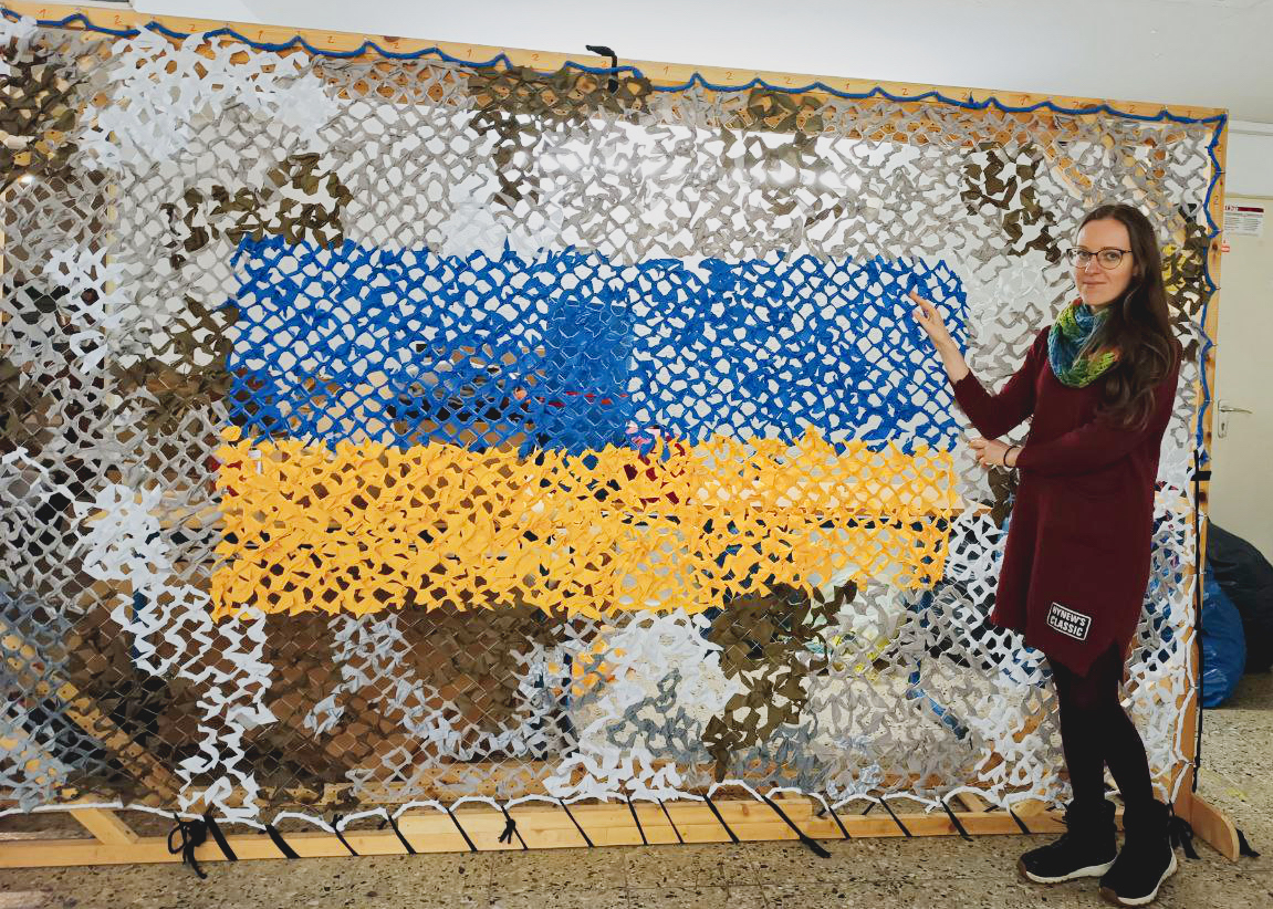 Волонтерство як терапія: як українські біженці у ФРН роблять свічки та сітки для фронту