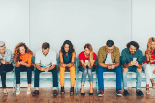 Bild für الشباب ووسائل التواصل الاجتماعي: بين الهجران، الإدمان