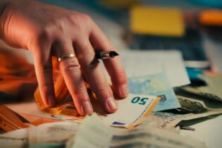 Bild für كم يكسب الألمان حقاً؟ تقرير جديد يكشف أعلى الأجور