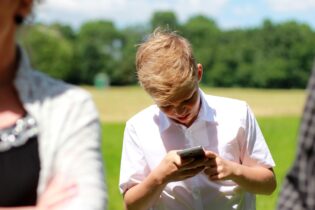 Bild für نصائح فعّالة للحد من الإدمان على استخدام الهاتف ومطالب بحظره لدى القصر