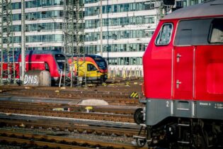 Bild für بحث درباره قیمت سوخت؛ اتحادیه راه‌آهن خواستار بلیت‌های ارزان‌تر شد