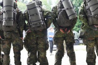 Bild für مردان تا ۴۵ سال باید اقامت‌های طولانی‌تر در خارج از کشور را به ارتش (بوندس‌وِر) اعلام کنند