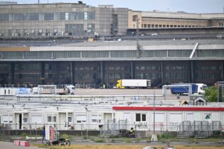 Bild für وفيات ونزاعات ومحاولات انتحار… ماذا يحدث داخل مركز إيواء اللاجئين في مطار تمبلهوف؟