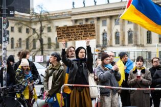 Bild für Українці у Берліні знову протестували проти Нетребко – фоторепортаж