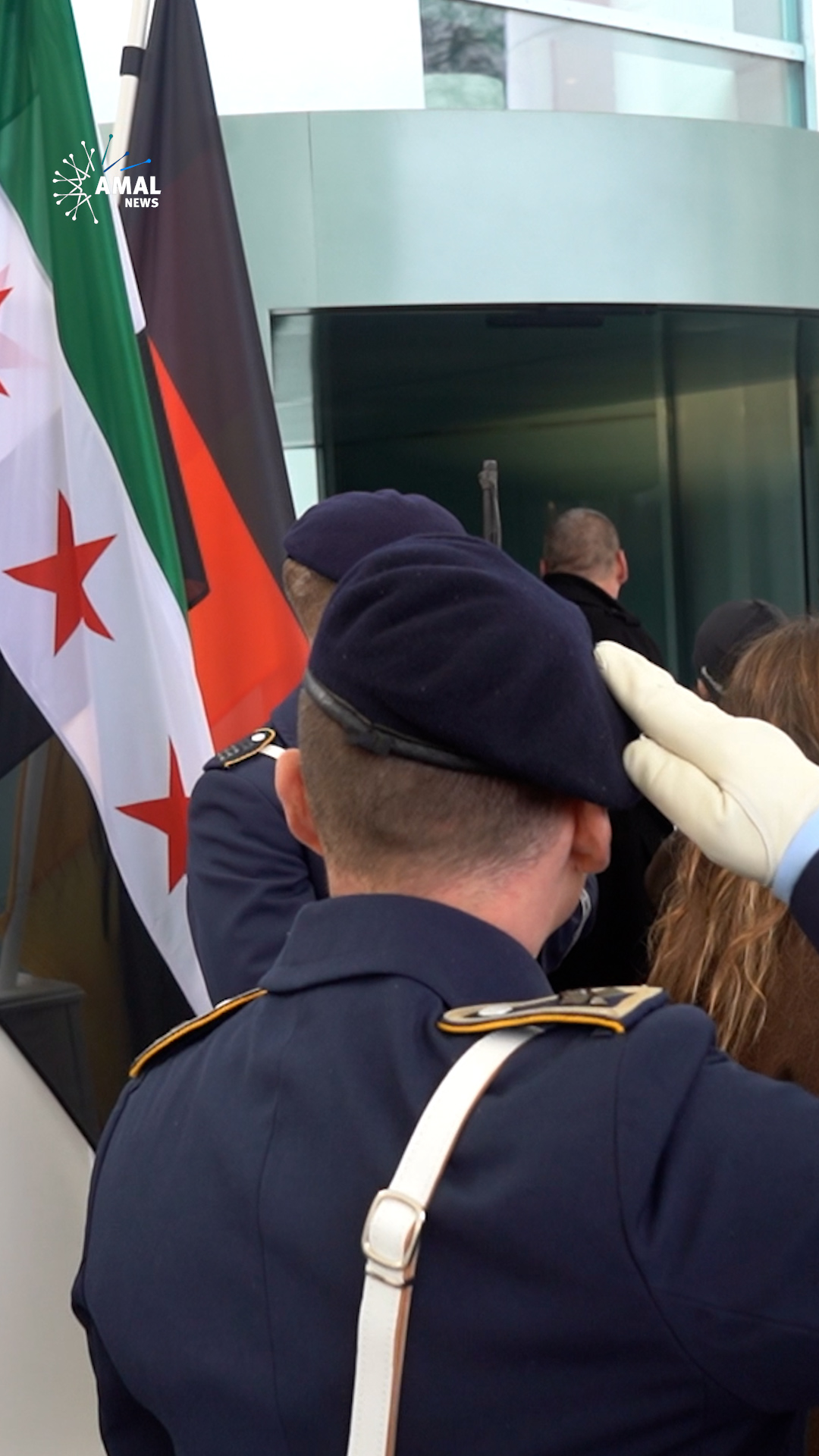 بعد مصافحة الشرع وميرتس.. هل انتهت عزلة دمشق الدولية تماماً؟